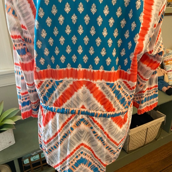 Tolani Collection woven v neck top with asymmetric hem - Picture 7 of 8